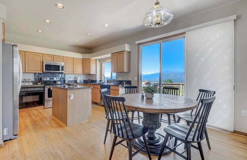 Colorado Springs Casa | Academy Basecamp |Fireplace/Games/BBQ | MTN View