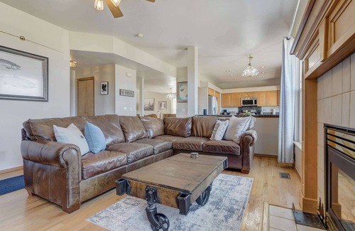 Colorado Springs Casa | Academy Basecamp |Fireplace/Games/BBQ | MTN View