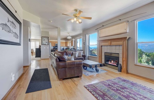 Colorado Springs Casa | Academy Basecamp |Fireplace/Games/BBQ | MTN View