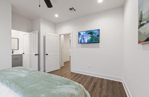 Lafayette Villa | Acadian House KING Bed Garage Arcade 85 TV