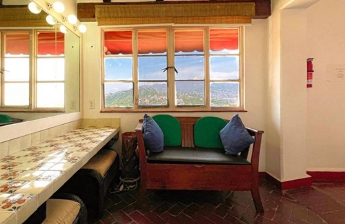 Las Playas Casa | Acapulco Ocean view 5 room 15 pp house. AC, pool .5 m beach Caleta.