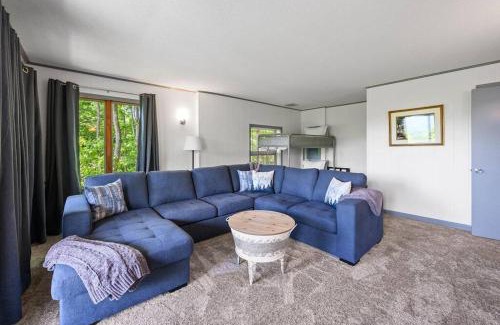 Gatlinburg - Pigeon Forge Casa | Access to 3 pools & pickleball! View! Shuffleboard! Arcade! Hot Tub!