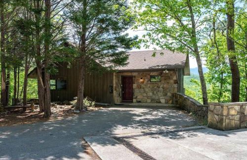 Gatlinburg - Pigeon Forge Casa | Access to 3 pools & pickleball! View! Shuffleboard! Arcade! Hot Tub!