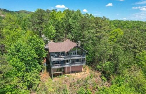 Gatlinburg - Pigeon Forge Casa | Access to 3 pools & pickleball! View! Shuffleboard! Arcade! Hot Tub!