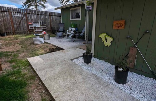 West Hills Cabaña | ACCESSIBLE 1-bedroom cottage in rural Bremerton with WiFi Private patio by farms