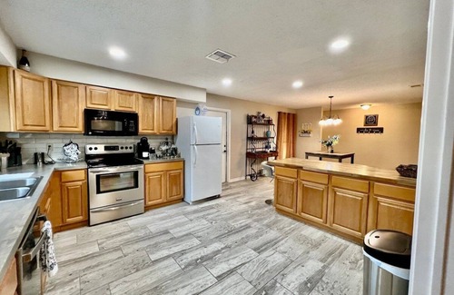 North San Antonio - SAT Cabaña | Accessible 3BR Northern Hills Insurance Housing Fast Wi-Fi W/D Long Stay
