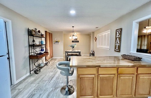 North San Antonio - SAT Cabaña | Accessible 3BR Northern Hills Insurance Housing Fast Wi-Fi W/D Long Stay