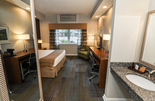 Fairfield Cabina | Accessible King Rm w/ Sofa Bed + Outdoor Area