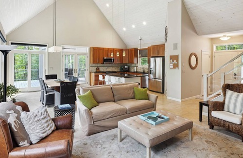 Drummond Casa | Accommodates up to 14 guests, great location!