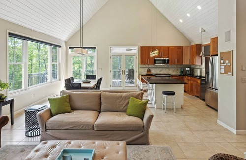 Drummond Casa | Accommodates up to 14 guests, great location!