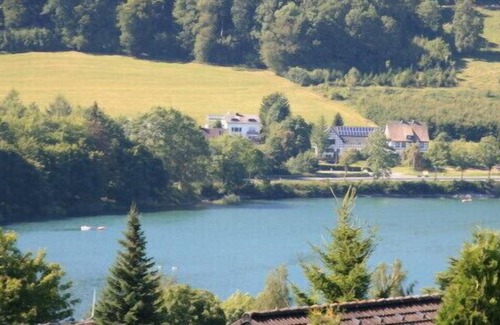 Feriendorf Hennesee Casa | Alojamiento Ferienhaus am Hennesee Senderismo con perro, pesca en el lago Hennesee vista