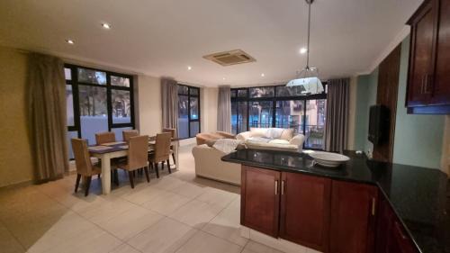 Durban Point Apartamento | Accommodation Front - Homely 6 Sleeper with Canal Views near the Beach