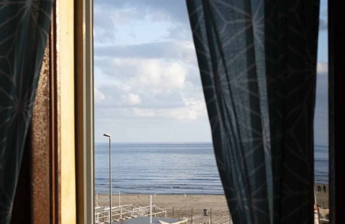 Nettuno Apartamento | Accommodation in Art Nouveau building facing the sea