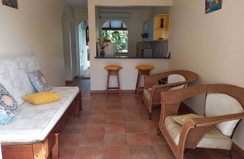 Sainte-Anne Apartamento | Apartamento con terraza, piscina en residencia atractiva cerca de las playas.