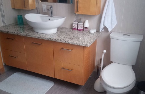 Laval Apartamento | Accommodation with whirlpool bath and light shower