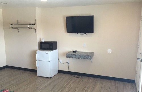 College East Hotel | Ace Budget Motel