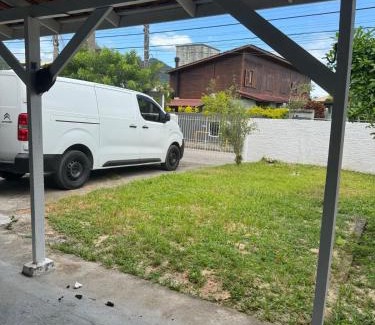 Pedrita Casa | Aceita pet, próximo ao aeroporto e praia do campeche