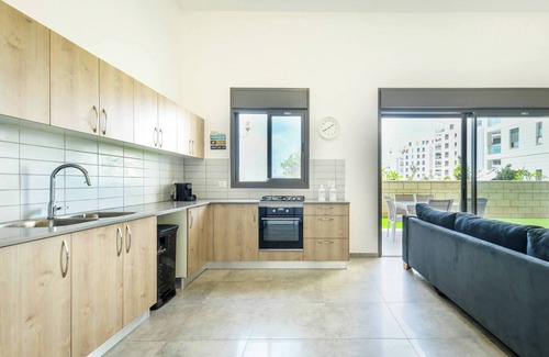 Nahariya Apartamento | Achziv Beach Getaway with Balcony by Sea N Rent
