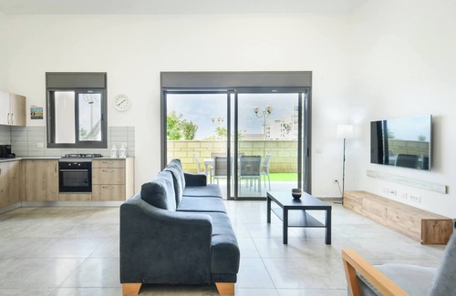 Nahariya Apartamento | Achziv Beach Getaway with Balcony by Sea N Rent