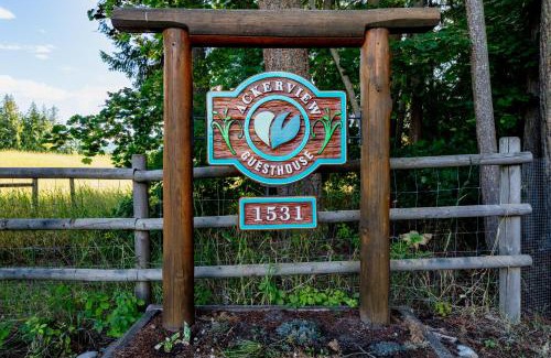 Salmon Arm Cama Y Desayuno | Ackerview Guesthouse Bed and Breakfast