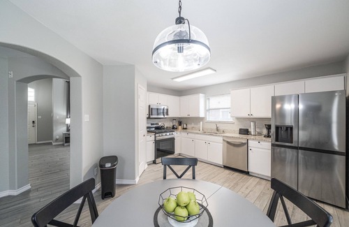 Round Rock Casa | ACL Super Home . 4 bedroom with Hot spa in the backyard in an awesome neigbohoo