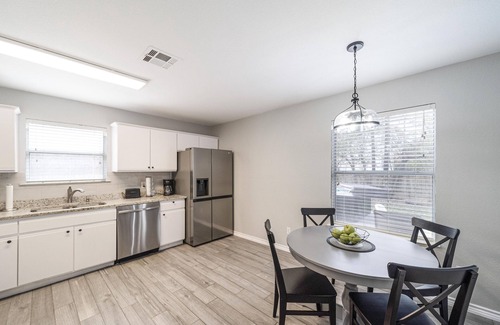 Round Rock Casa | ACL Super Home . 4 bedroom with Hot spa in the backyard in an awesome neigbohoo