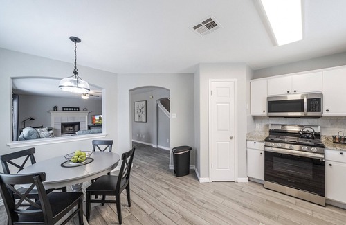Round Rock Casa | ACL Super Home . 4 bedroom with Hot spa in the backyard in an awesome neigbohoo