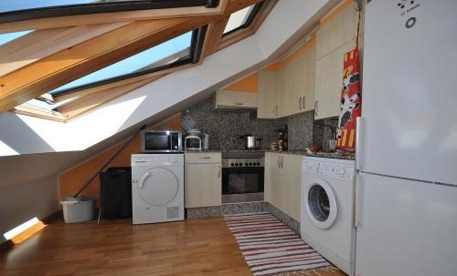 O Pindo Apartamento | Acogedor ático a pie de mar y montaña.