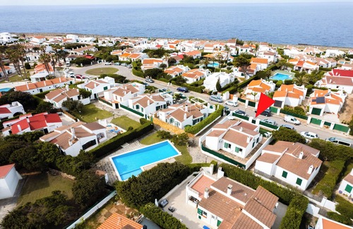 Cap d'Artrutx Chalet De Esquí | ACOGEDOR APARTAMENTO EN CALAN BOSCH CON PISCINA COMUNITARIA
