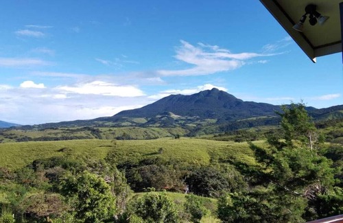 Tierras Morenas Casa | Acogedora casa en la montaña con piscina infinita