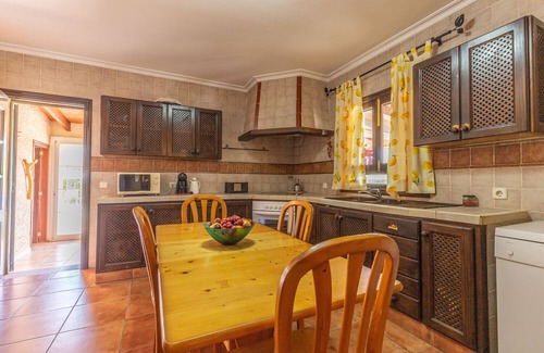 Lloseta Chalet De Esquí | Acogedora finca con piscina