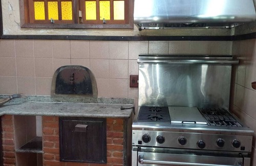 Piedade Casa | Acomodações Aconchegantes, Salão Gourmet, Piscina, Muito Verde e Tranquilidade