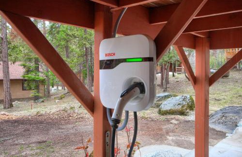 North Wawona Casa | Acorn Alley Inside Yosemite - Dog Friendly w/Hot tub, Fire pit, EV Charger