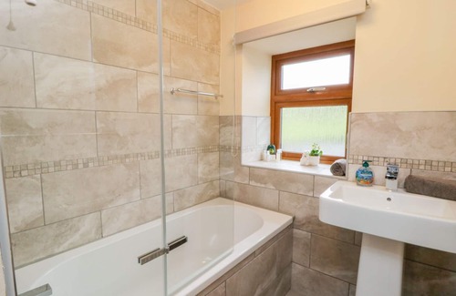Ogden Cabaña | ACORN COTTAGE, con un jardín en Thornton, West Yorkshire, Ref 1001084