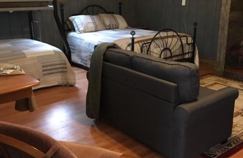 Canton Casa | Acorn Hideaways Canton Old West Bunkhouse for 9 - Trail's End Corral