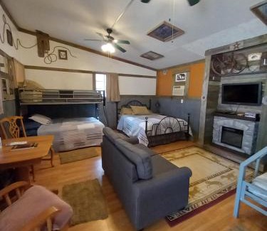 Canton Casa | Acorn Hideaways Canton Old West Bunkhouse for 9 - Trail's End Corral
