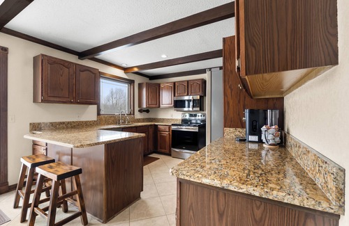 Grand Blanc Casa | Acorn House - 3 bedroom home with an inground pool, hot tub and a gas fireplace!