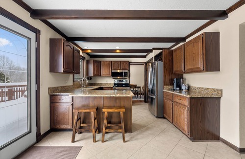 Grand Blanc Casa | Acorn House - 3 bedroom home with an inground pool, hot tub and a gas fireplace!