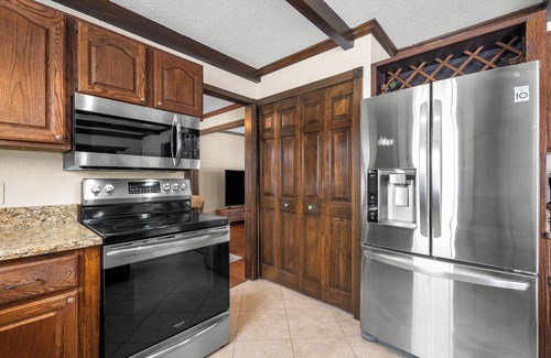 Grand Blanc Casa | Acorn House - 3 bedroom home with an inground pool, hot tub and a gas fireplace!