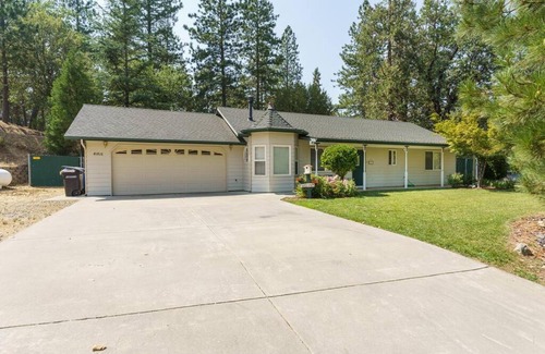 Oakhurst Casa | Acorn House - Charming house in green heaven with pool table with lovely backyard