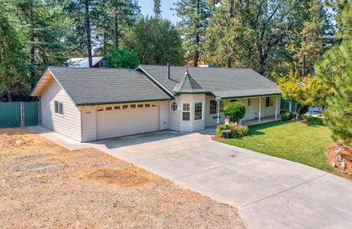 Oakhurst Casa | Acorn House - Charming house in green heaven with pool table with lovely backyard