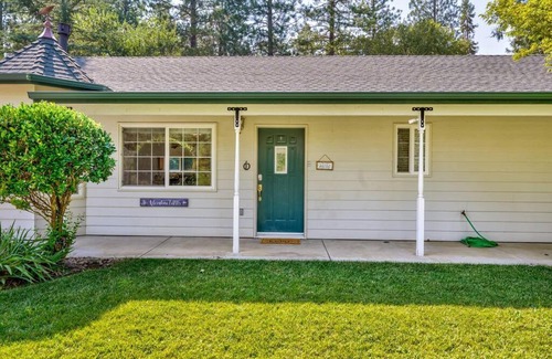 Oakhurst Casa | Acorn House - Charming house in green heaven with pool table with lovely backyard