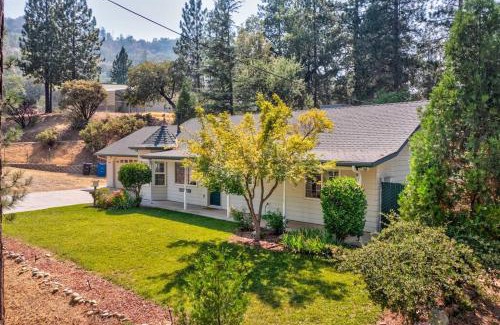 Oakhurst Casa | Acorn House - Charming house in green heaven with pool table with lovely backyard