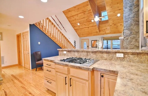 Basye Cabina | Acorn Ridge: Modern Shenandoah Mountain 4 Bedroom 4 Bathroom, Firepit, Theater