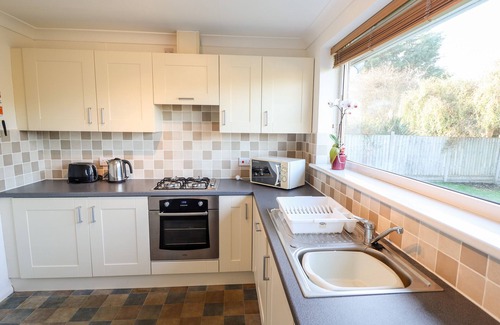 Sandilands Cabaña | ACRE VIEW, pet friendly, country holiday cottage in Sutton-On-Sea