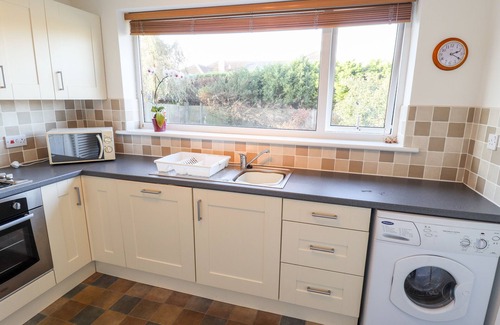 Sandilands Cabaña | ACRE VIEW, pet friendly, country holiday cottage in Sutton-On-Sea