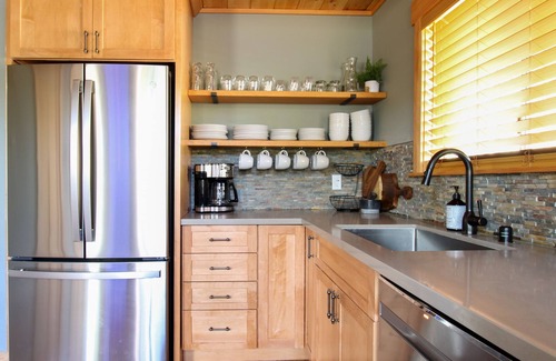 Arnold Cabina | Across from Blue Lake Springs Pool! Private Hot Tub, EV charger, Pets Ok!