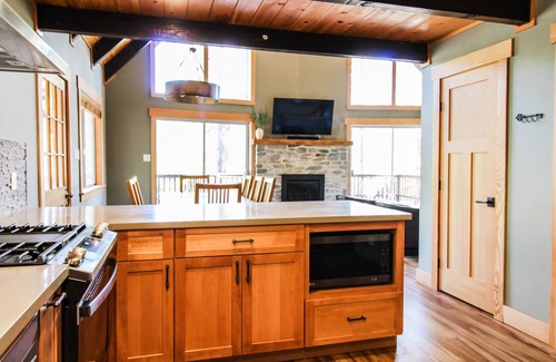 Arnold Cabina | Across from Blue Lake Springs Pool! Private Hot Tub, EV charger, Pets Ok!