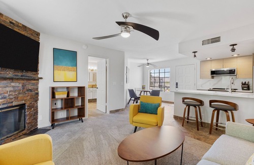 Fountain Hills Condominio | Across from Fountain, Hiking, Dining. Mountain VIEWS!