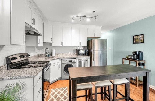 Downtown Charleston Condominio | October November availability! Close to MUSC, CofC, parking, walk anywhere!
